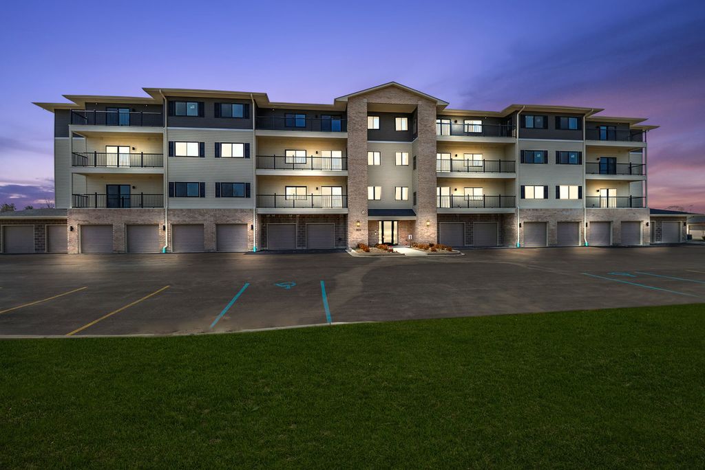 2034 W 75th Place 38, Merrillville, IN 46410