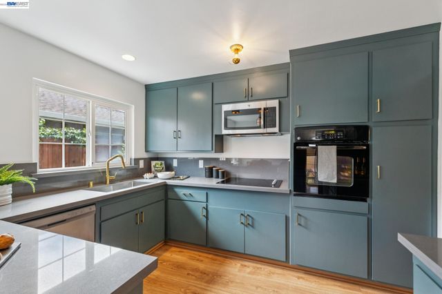 3280 Adams St, Alameda, CA 94501