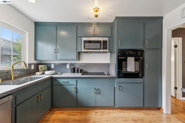 3280 Adams St, Alameda, CA 94501