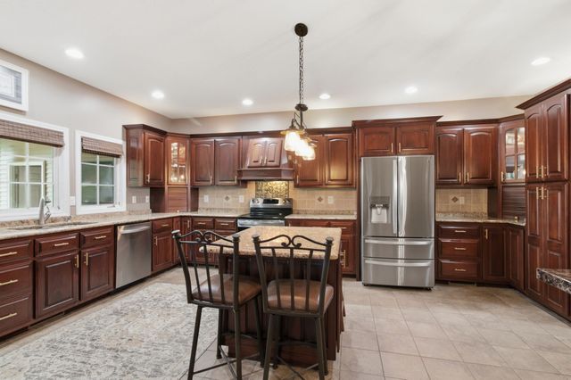 1305 Oakbrook Dr, Paris, TN 38242