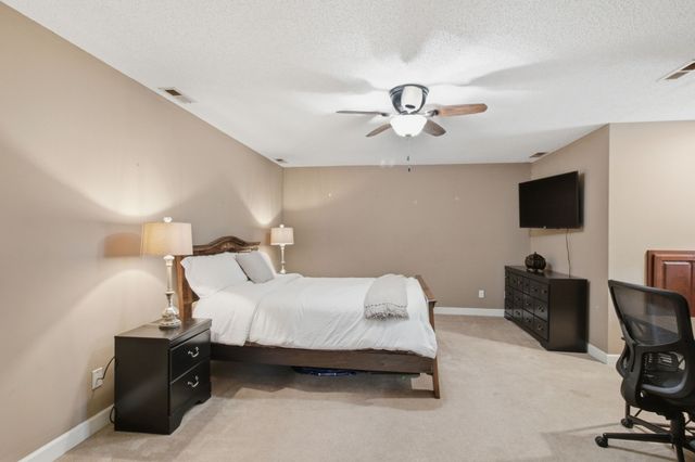 1305 Oakbrook Dr, Paris, TN 38242
