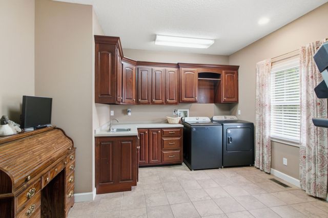 1305 Oakbrook Dr, Paris, TN 38242