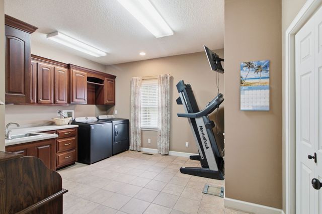 1305 Oakbrook Dr, Paris, TN 38242