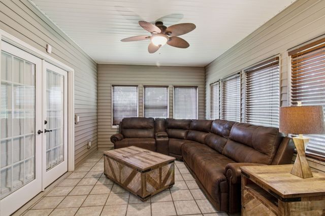 1305 Oakbrook Dr, Paris, TN 38242