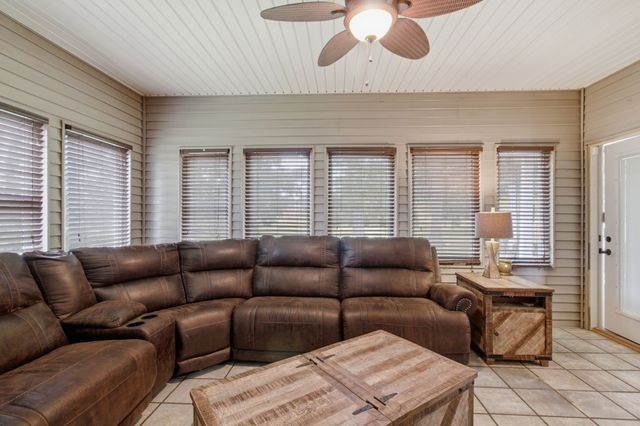 1305 Oakbrook Dr, Paris, TN 38242