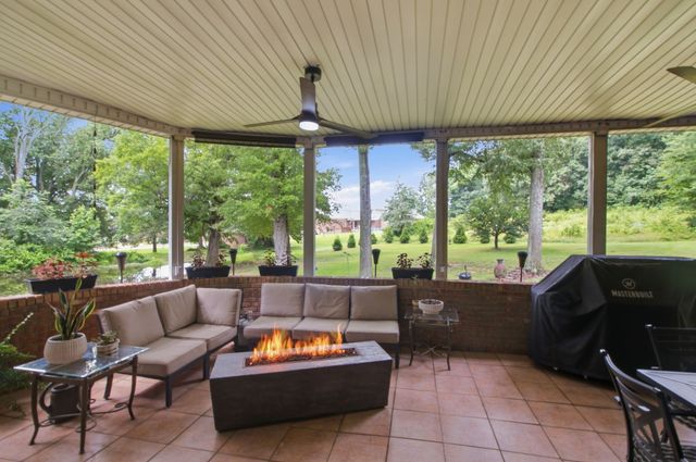 1305 Oakbrook Dr, Paris, TN 38242