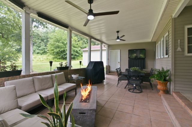 1305 Oakbrook Dr, Paris, TN 38242