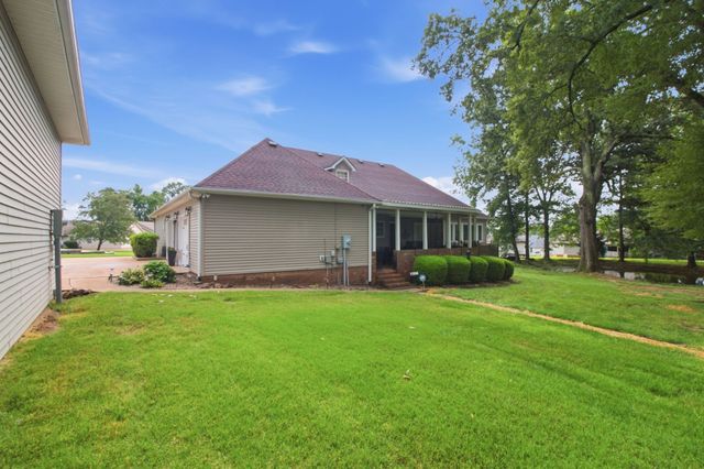 1305 Oakbrook Dr, Paris, TN 38242