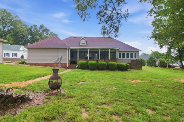 1305 Oakbrook Dr, Paris, TN 38242