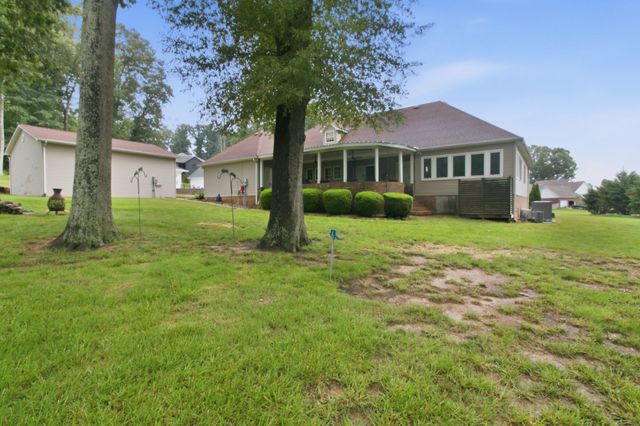 1305 Oakbrook Dr, Paris, TN 38242