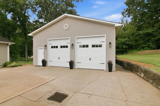 1305 Oakbrook Dr, Paris, TN 38242