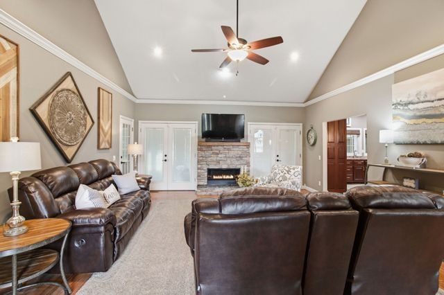 1305 Oakbrook Dr, Paris, TN 38242