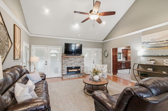 1305 Oakbrook Dr, Paris, TN 38242