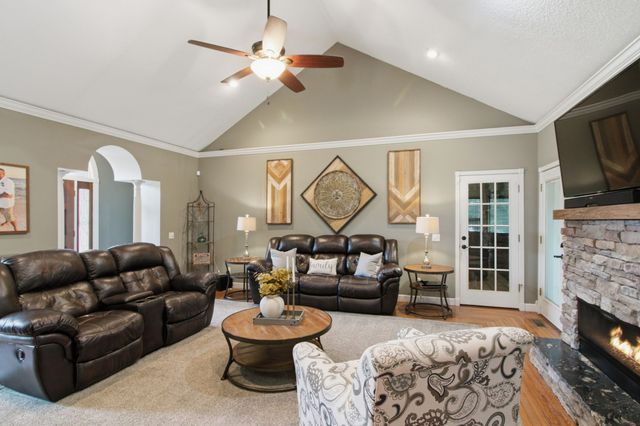 1305 Oakbrook Dr, Paris, TN 38242
