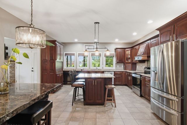 1305 Oakbrook Dr, Paris, TN 38242