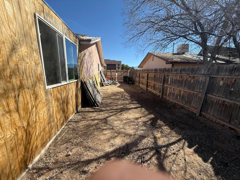 Image 10 of property listing at 107 2nd Street SE, Rio Rancho, NM 87124