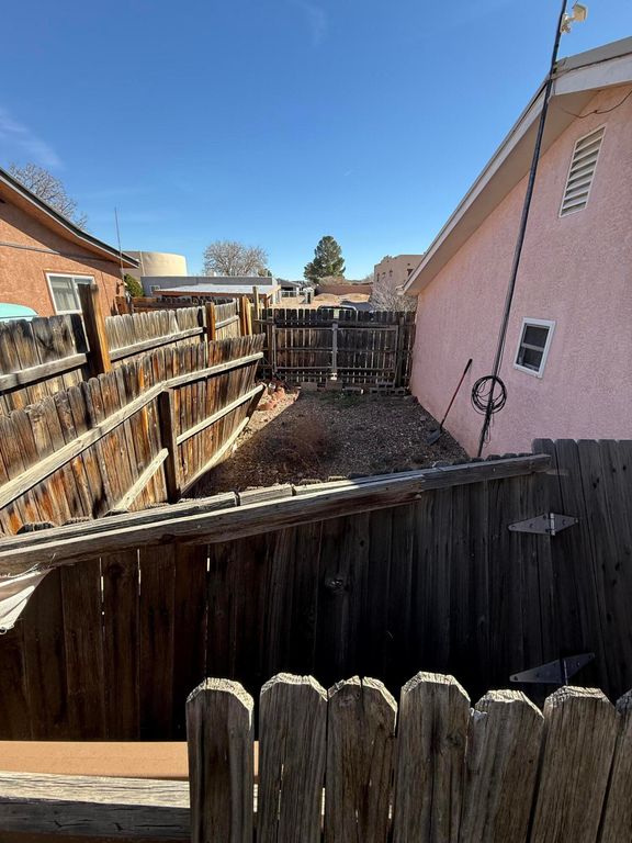 Image 13 of property listing at 107 2nd Street SE, Rio Rancho, NM 87124