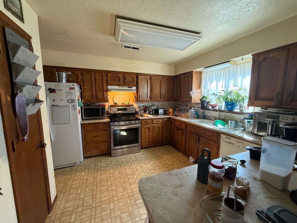 Image 37 of property listing at 107 2nd Street SE, Rio Rancho, NM 87124