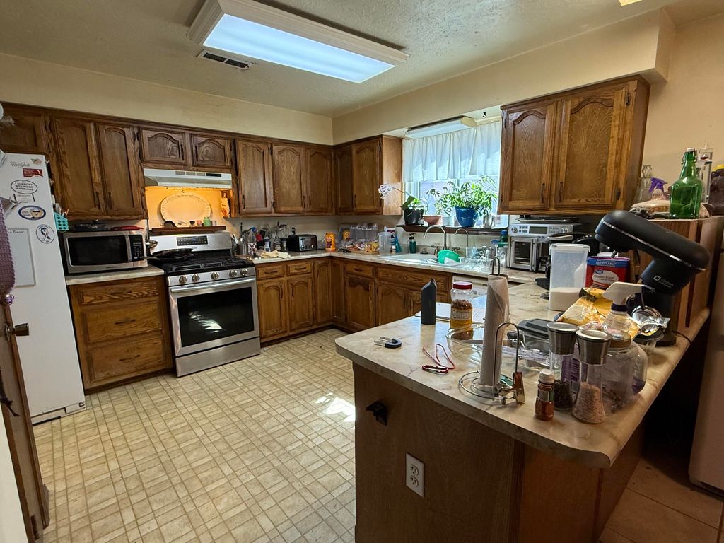 Image 7 of property listing at 107 2nd Street SE, Rio Rancho, NM 87124