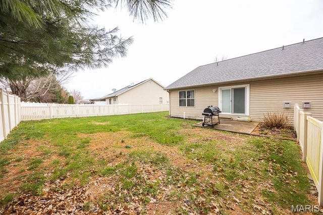 10916 Upland Terrace Drive, Lebanon, IL 62254