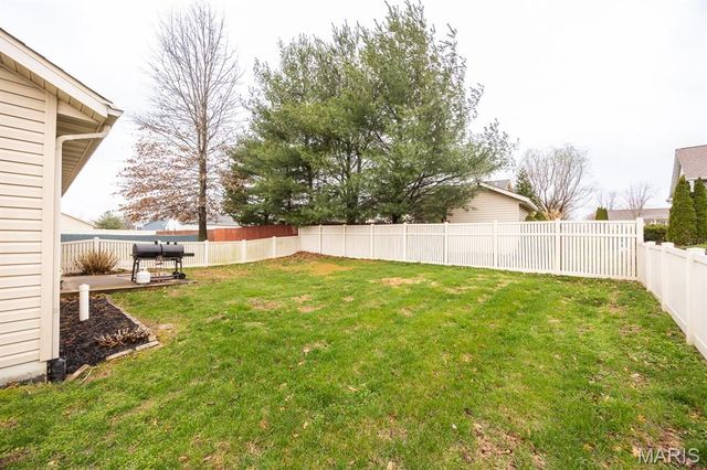 10916 Upland Terrace Drive, Lebanon, IL 62254