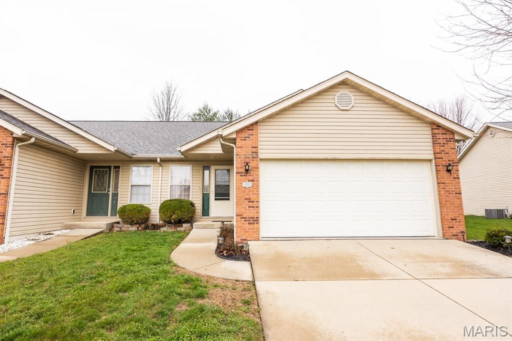 10916 Upland Terrace Drive, Lebanon, IL 62254