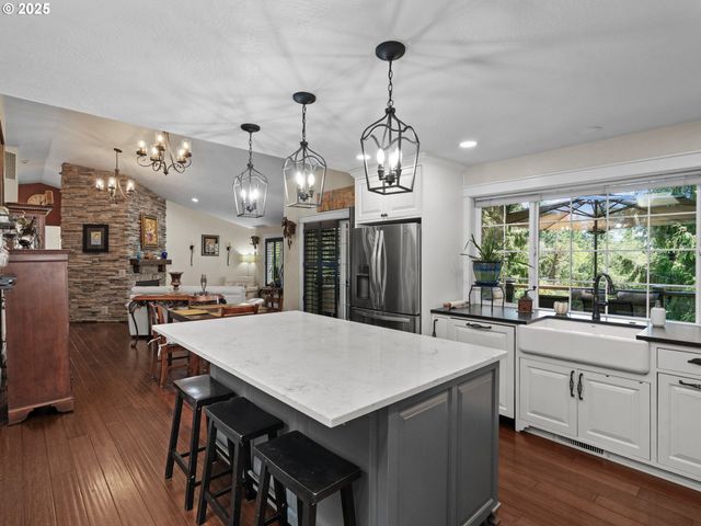 29530 HODSDONSDALE Ln, Eugene, OR 97402