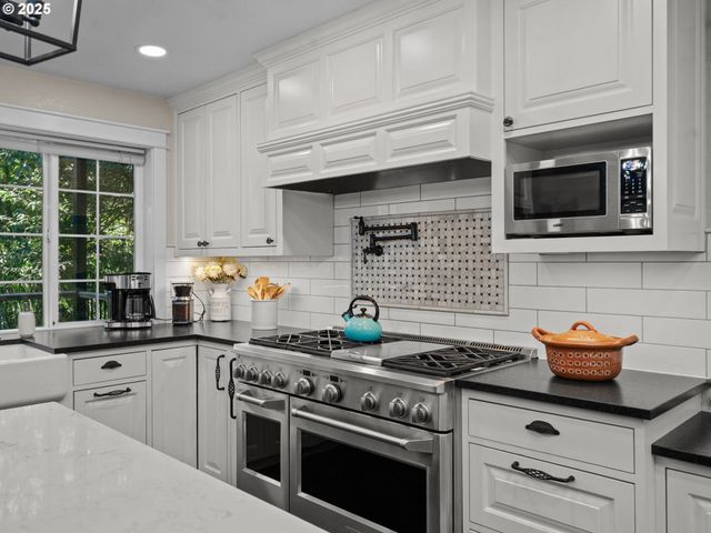 29530 HODSDONSDALE Ln, Eugene, OR 97402