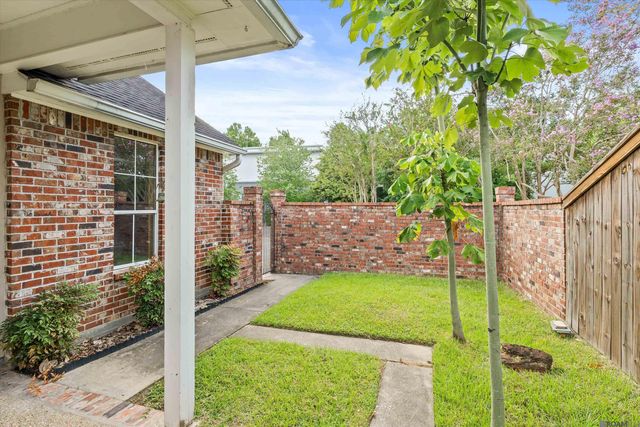 2168 Quail Oak Dr, Baton Rouge, LA 70808