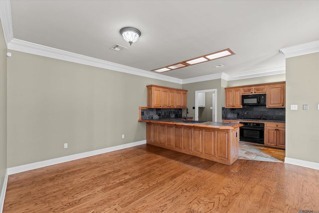 2168 Quail Oak Dr, Baton Rouge, LA 70808