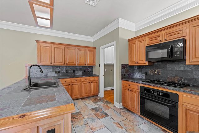 2168 Quail Oak Dr, Baton Rouge, LA 70808