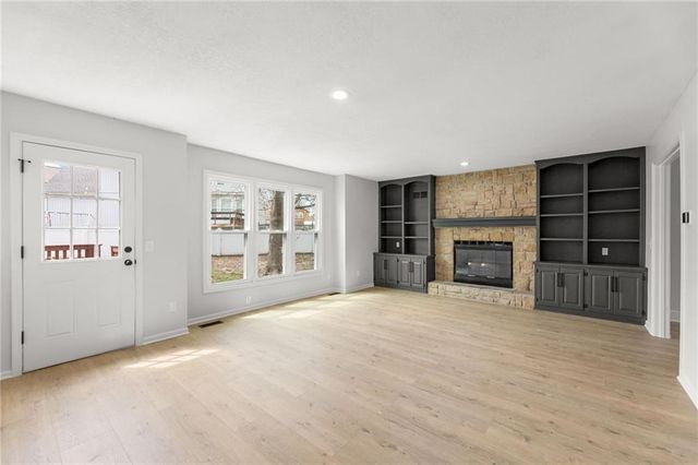 1413 S Sheridan Bridge Circle, Olathe, KS 66062