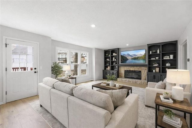 1413 S Sheridan Bridge Circle, Olathe, KS 66062