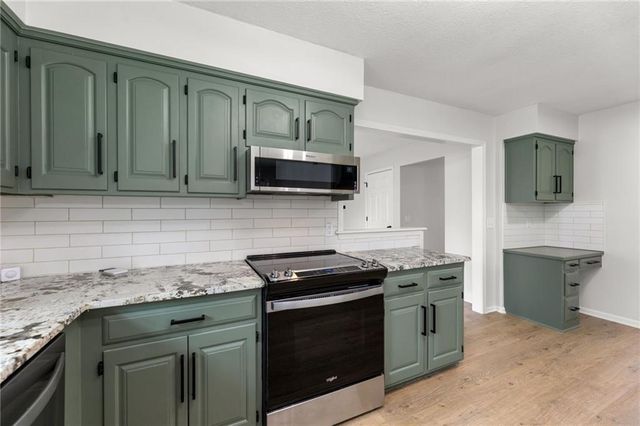 1413 S Sheridan Bridge Circle, Olathe, KS 66062