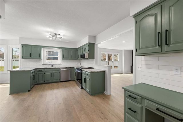 1413 S Sheridan Bridge Circle, Olathe, KS 66062