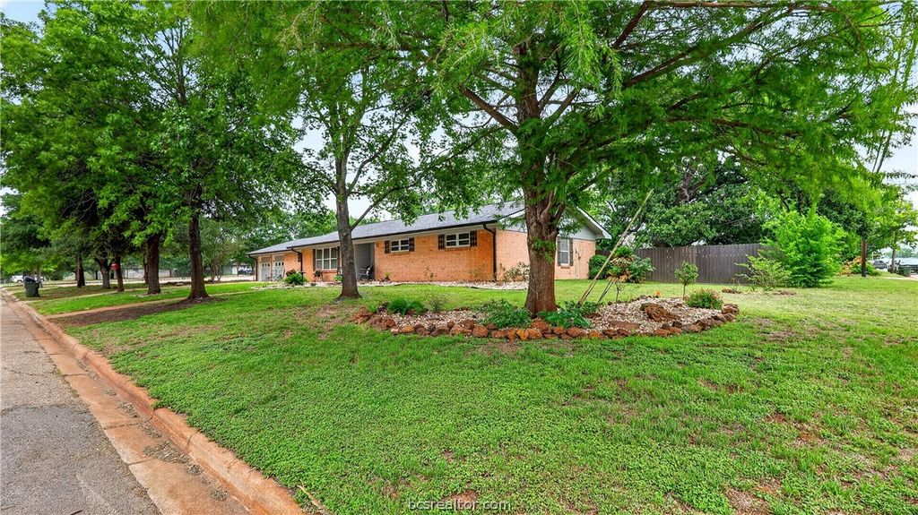 405 North Main Street, Franklin, TX 77856 — photo 2
