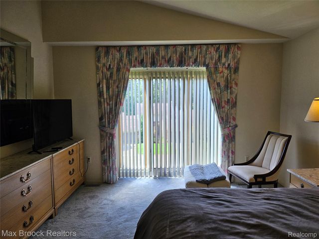 5663 Hillcrest Circle E 64, West Bloomfield Charter Township, MI 48322