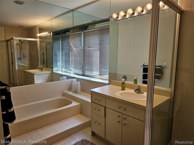 5663 Hillcrest Circle E 64, West Bloomfield Charter Township, MI 48322
