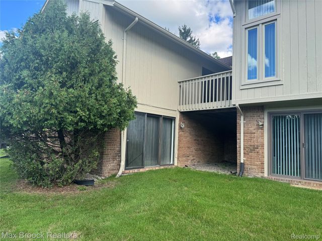 5663 Hillcrest Circle E 64, West Bloomfield Charter Township, MI 48322
