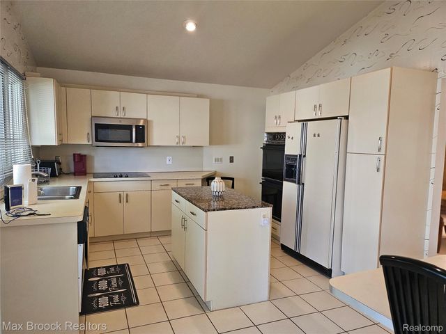 5663 Hillcrest Circle E 64, West Bloomfield Charter Township, MI 48322