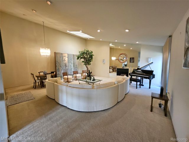 5663 Hillcrest Circle E 64, West Bloomfield Charter Township, MI 48322