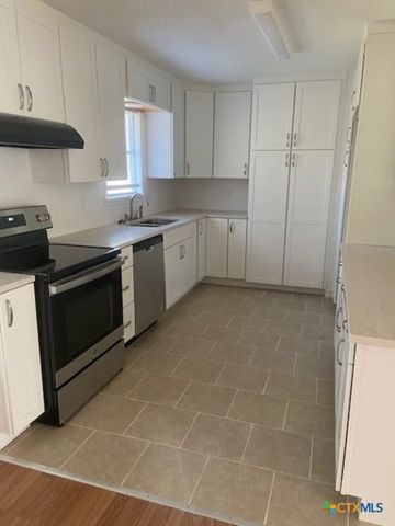 1025 E Fannin Street, Luling, TX 78648