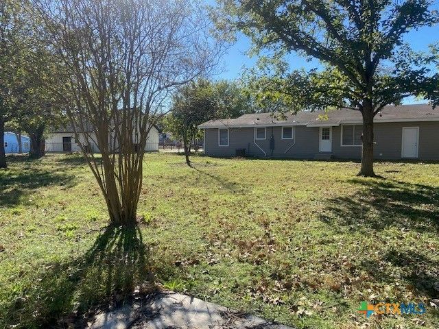 1025 E Fannin Street, Luling, TX 78648