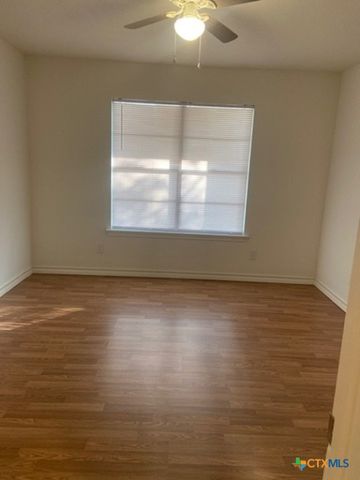 1025 E Fannin Street, Luling, TX 78648