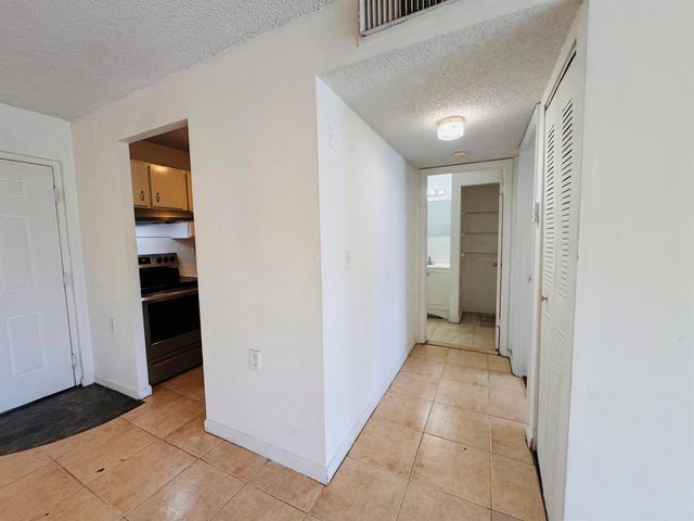 1068 N BENOIST FARMS Road 302, West Palm Beach, FL 33411