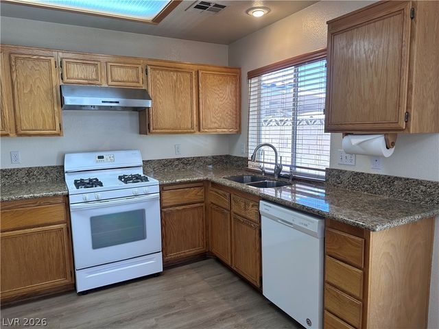 920 Golden Hawk Way, Las Vegas, NV 89108