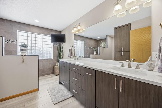 2518 Parkview Drive S, Fargo, ND 58103