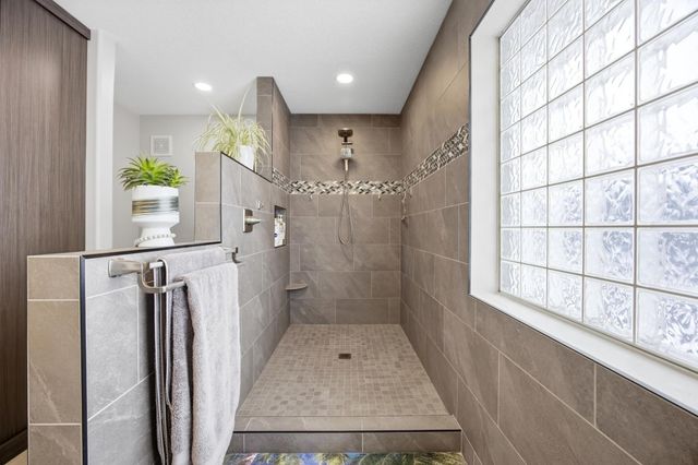 2518 Parkview Drive S, Fargo, ND 58103