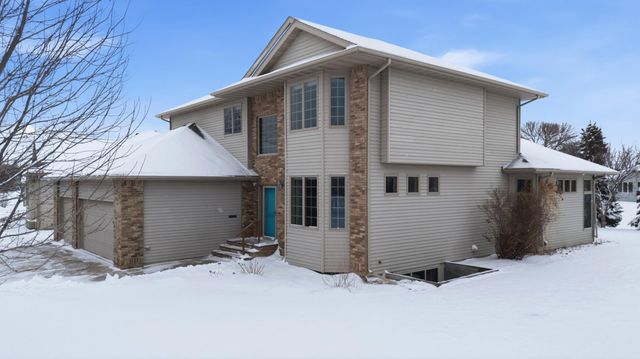 2518 Parkview Drive S, Fargo, ND 58103