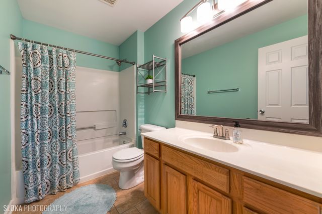 1721 SILVERSTONE Drive 1721, Carpentersville, IL 60110